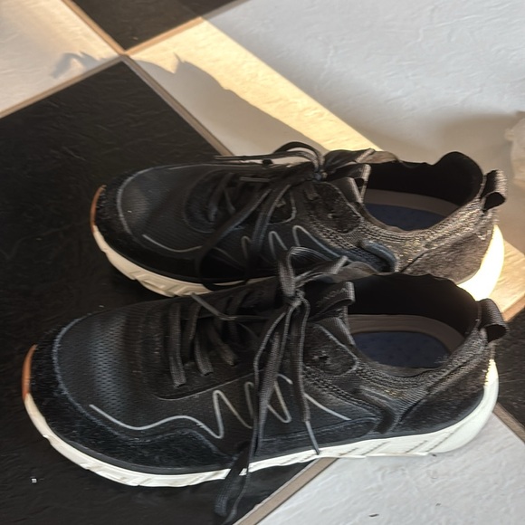 Vionic Sneakers - Picture 3 of 6